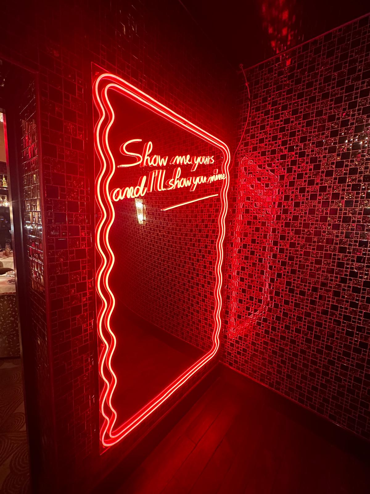 Restaurant-Toilet-Mirror-cleaning