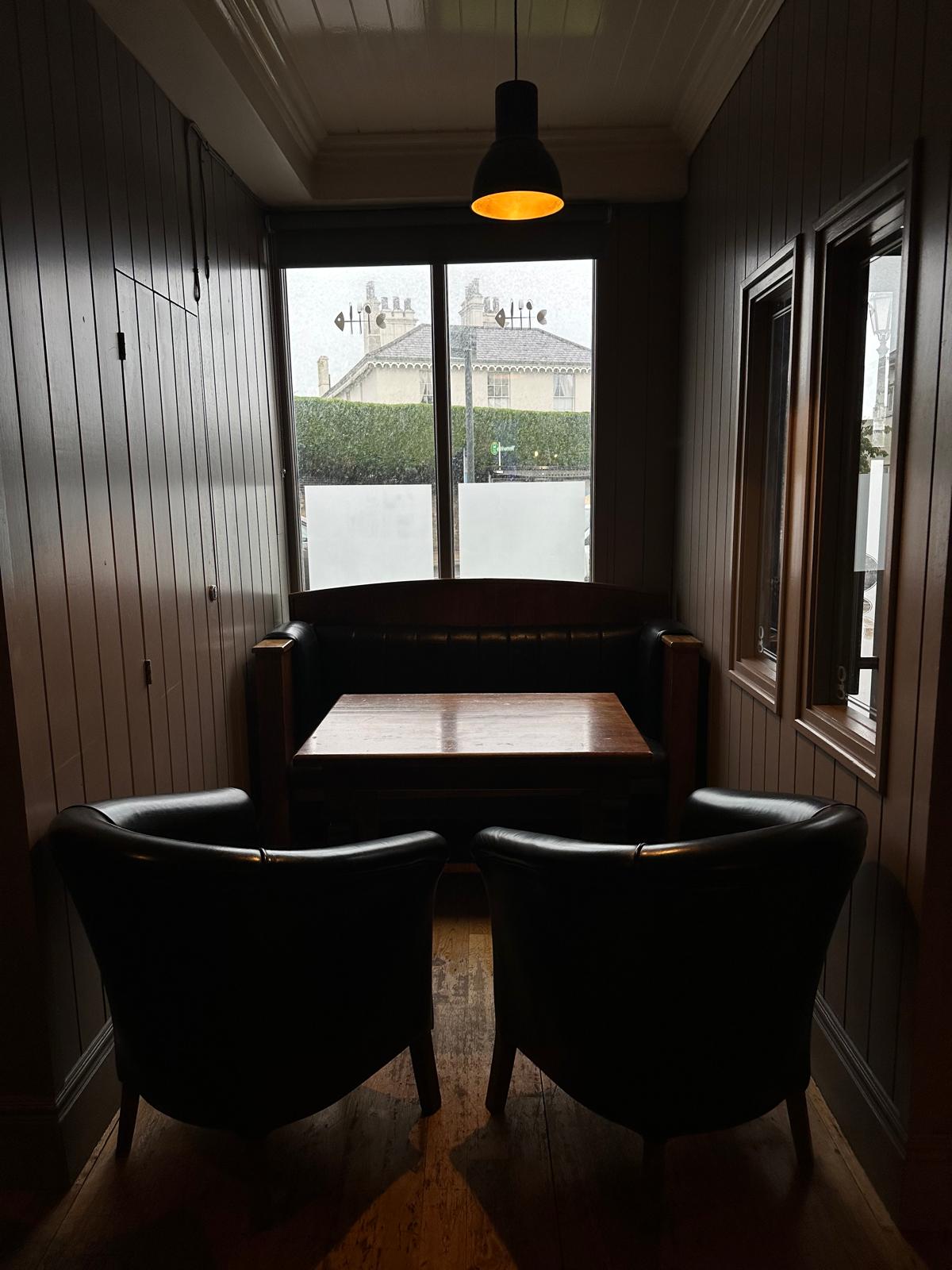 Restaurant-table-and-chairs-cleaning