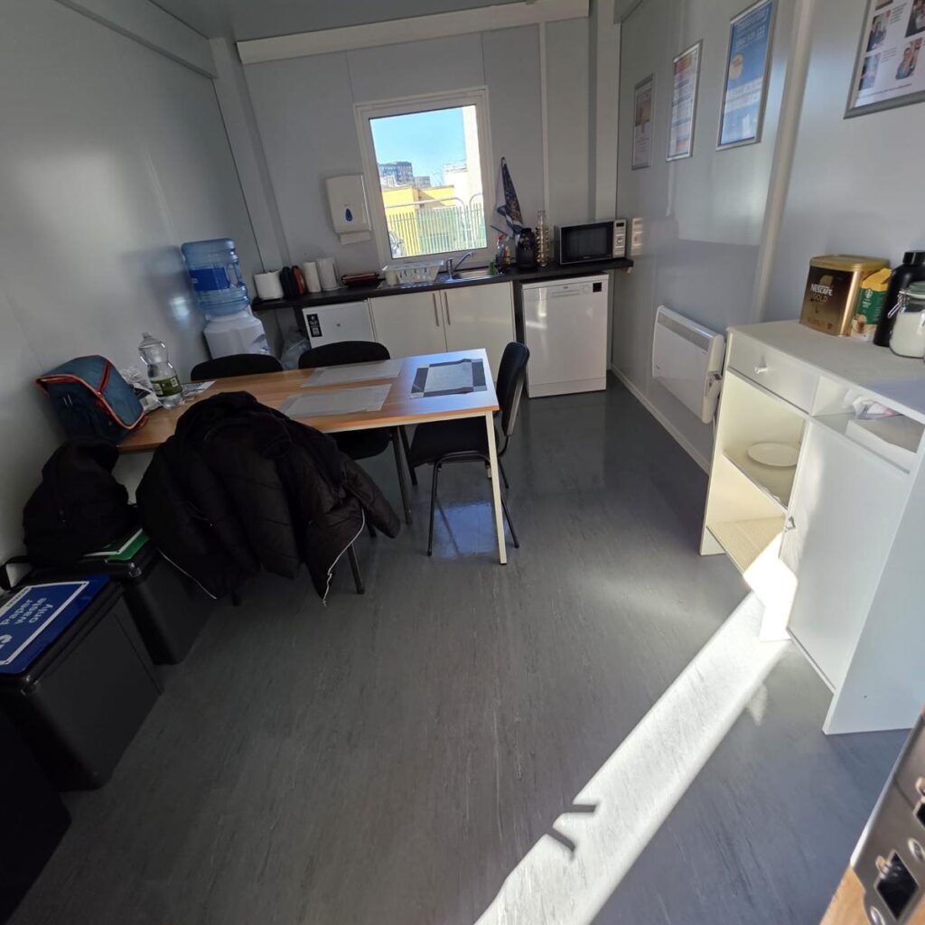 Cleaning a construction site office cabin in Dublin – professional welfare cabin and portable office cleaning service
